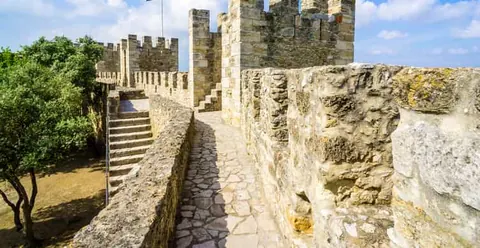 Lisbon: Sao Jorge Castle Skip-the-Line Ticket with Guide