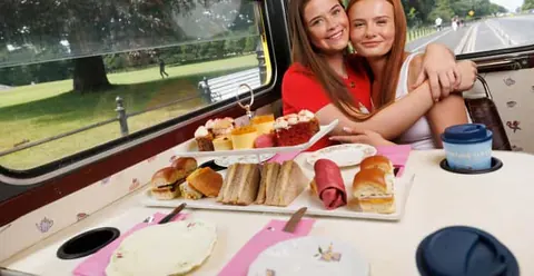 Dublin: Afternoon Tea Vintage Bus Tour