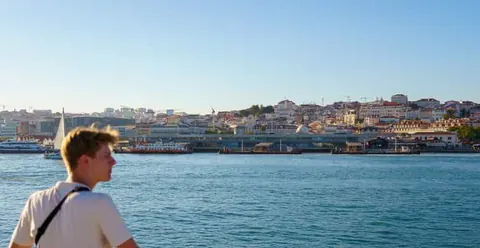 Lisbon: Tagus River Cruise with Welcome Drink
