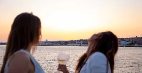 Lisbon: Tagus River Sunset Tour with Snacks and Drink