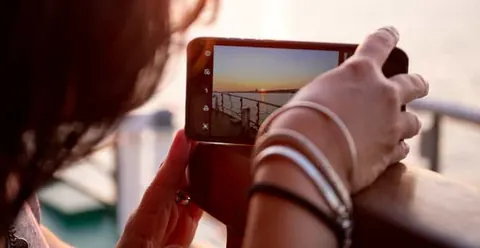Lisbon: Tagus River Sunset Tour with Snacks and Drink