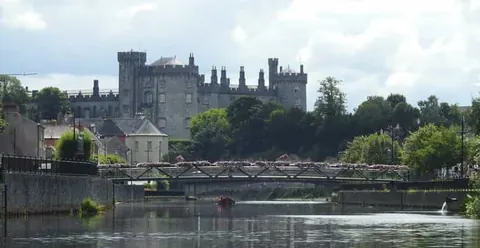 Kilkenny: Guided City Boat Tour with Kilkenny Castle Views