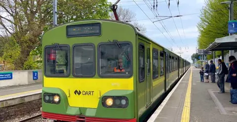 Dublin: Cruise Excursion Hop-On Hop-Off Tour & Rail Ticket