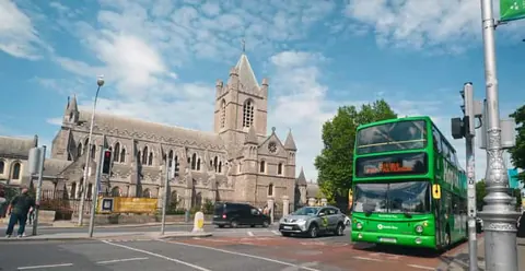 Dublin: Cruise Excursion Hop-On Hop-Off Tour & Rail Ticket