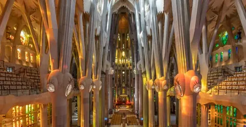 Sagrada Familia: Go With a Local Guided Tour