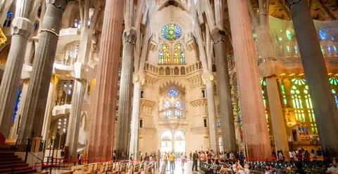 Sagrada Familia: Go With a Local Guided Tour