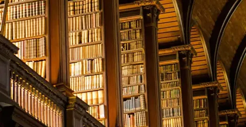 Dublin: Fast-Track Book of Kells Ticket & Dublin Castle Tour