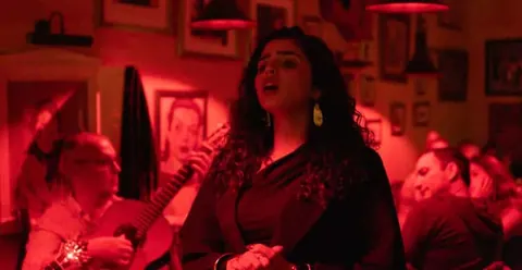 Lisbon: Alfama Tour and Live Fado with Traditional Dinner