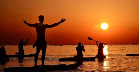 Barcelona: Paddleboarding at Sunrise Incl.: instructor, equipment, photos, and coffee