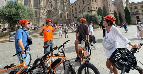Barcelona: 2.5-Hour Bike or E-Bike Historical Tour